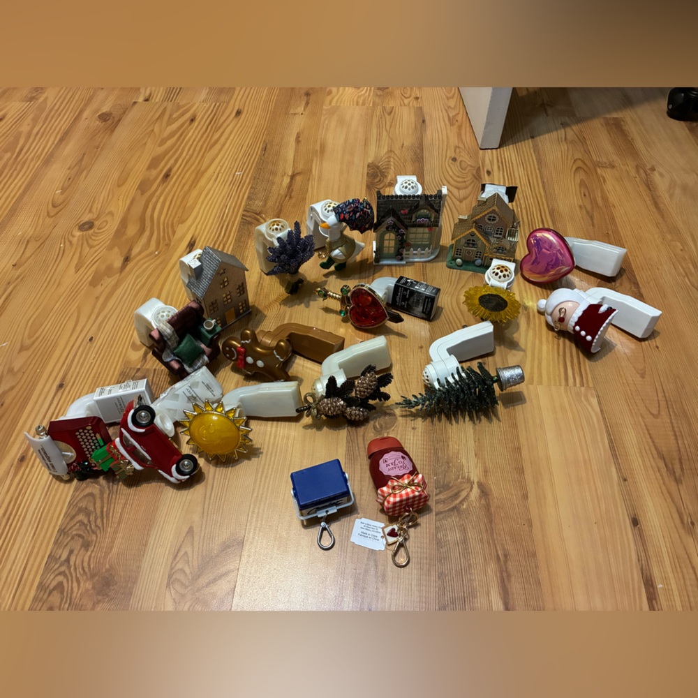 Bath and body works plugin warmers Assorted lot Holiday and Decorative 18 pieces